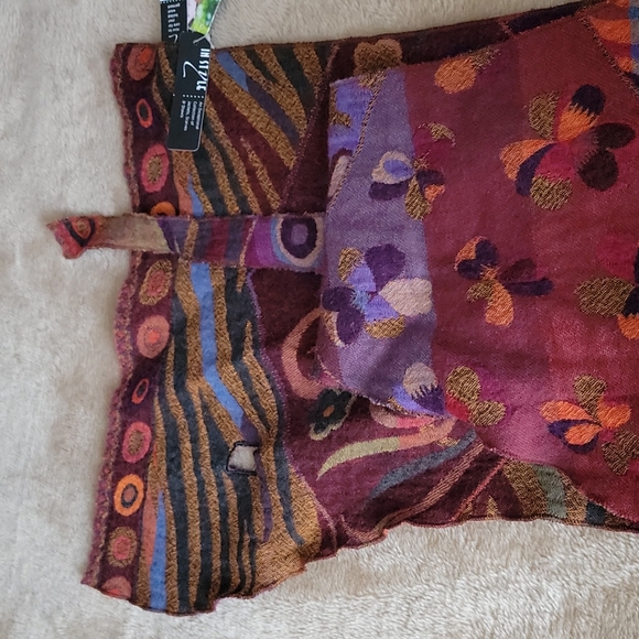 Pointed scarf in plum by in style. - Picture 2 of 4